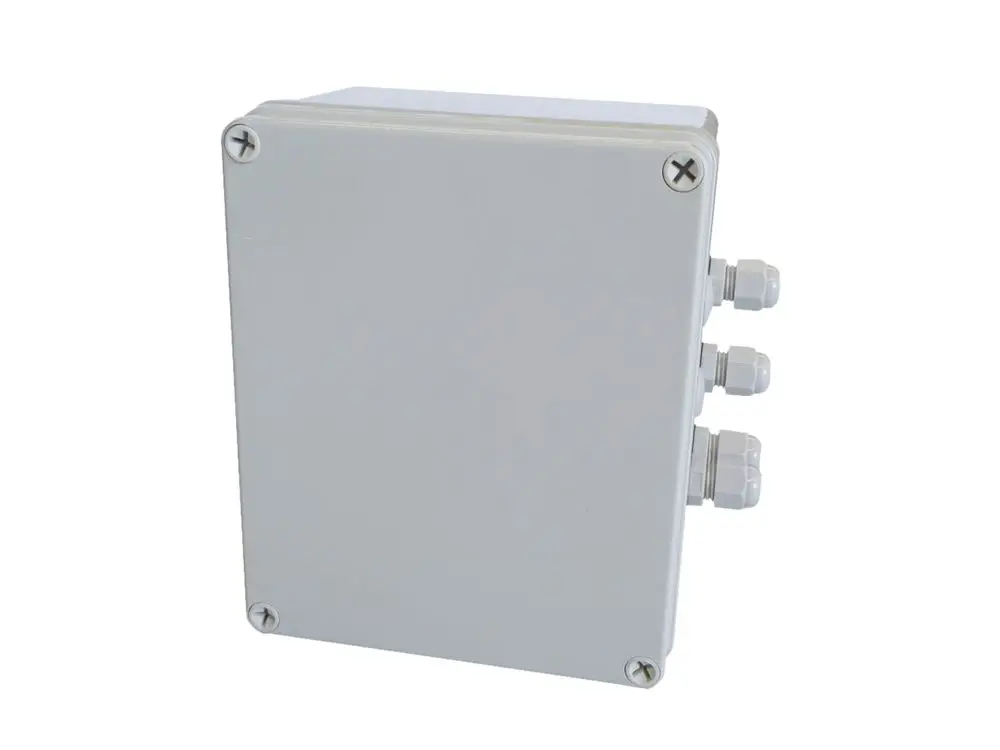 Fränkische Anschlussbox in neutraler Farbe mit mehreren Kabeldurchführungen, geeignet für elektrische Verbindungen in unterschiedlichen Anwendungen.